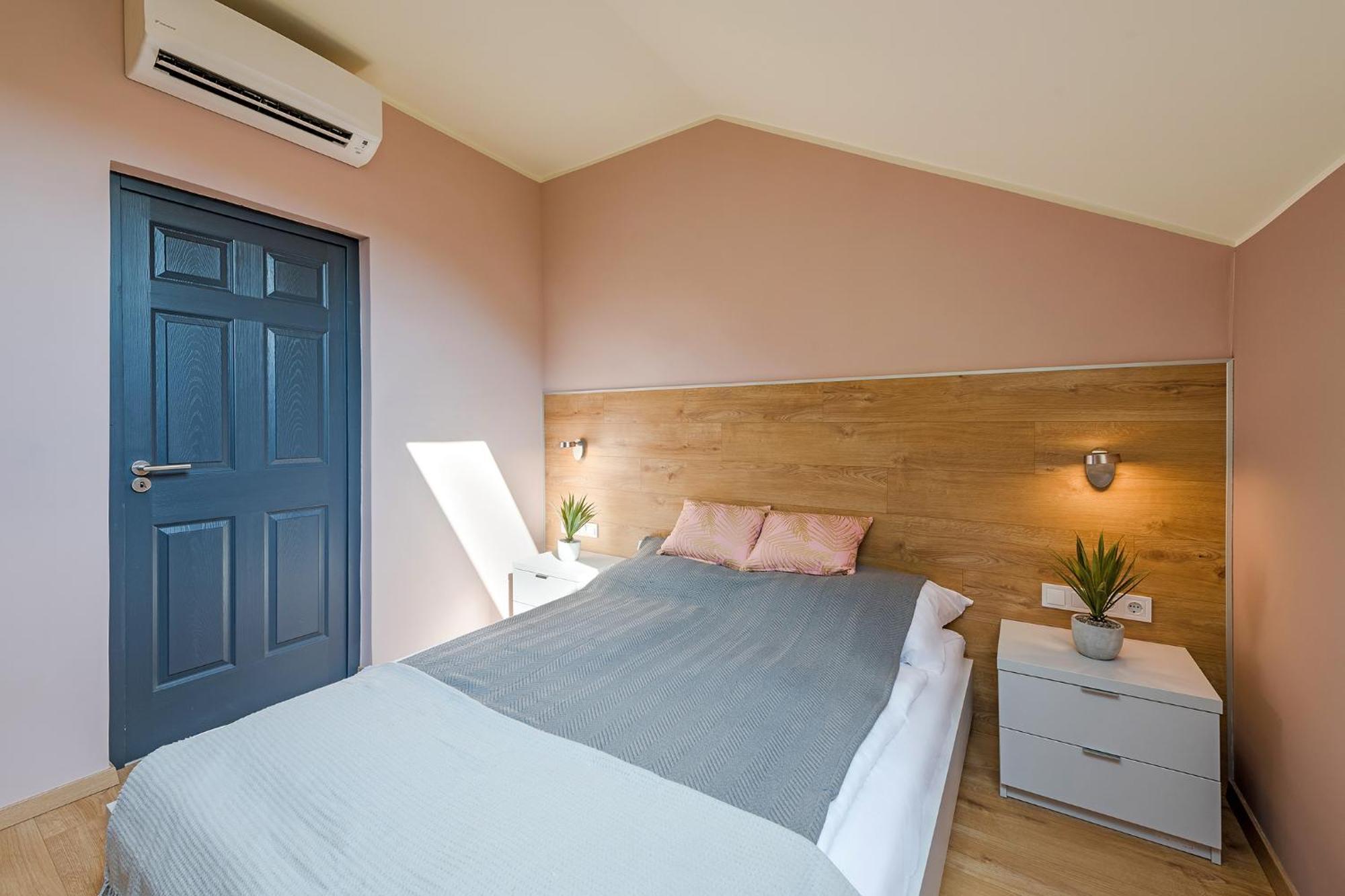 High End Klauzal With Ac - For Cooling Apartment